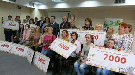 Wspólne zdjęcie uczestników Kongresu Kół Gospodyń Wiejskich Powiatu Łosickiego z symbolicznymi czekami